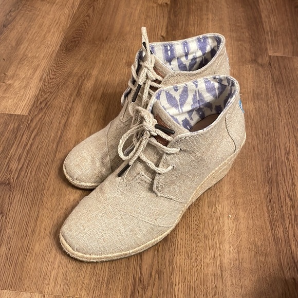 Tom’s Tan Booties with wedge heel. - Picture 4 of 4